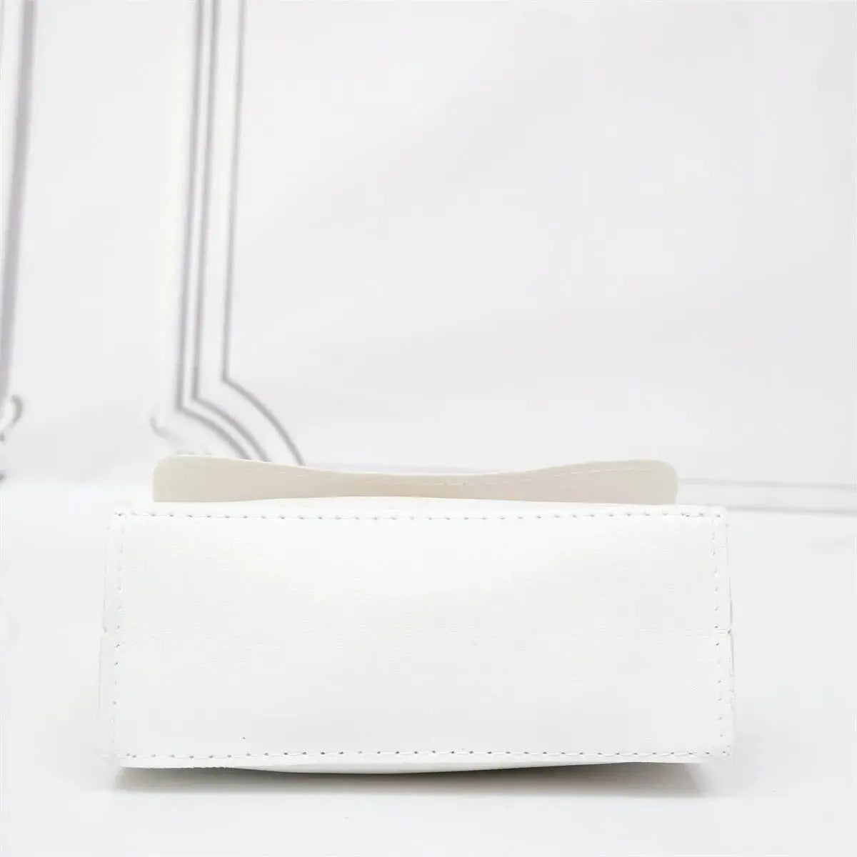 Umhängetasche mit Schalgriff | Akzentuierter Griff & kompaktes Design